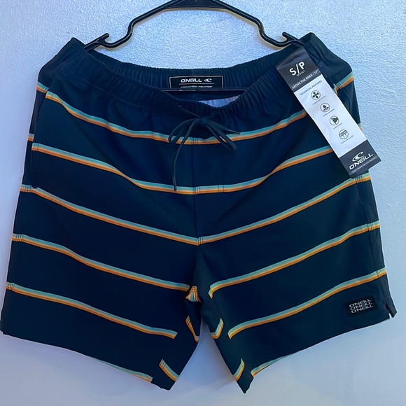 A vintage-inspired, pocketed boardshort that's perfect for beach days. New! - Picture 1 of 2